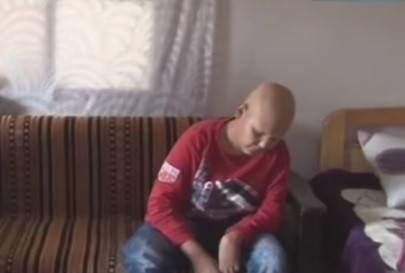 أمراض عدة تواطأت على جسمه الصغير.. محمد ينتظر الأيادي البيضاء