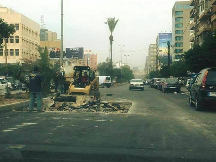 بلدية طرابلس توضح حقيقة حفر شارعٍ بعد تزفيته قبل يومين