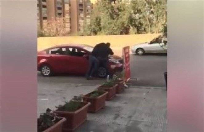 بالفيديو - اعتداء في نيو روضة.. ضرب طليقته وهشم وجه شقيقها!