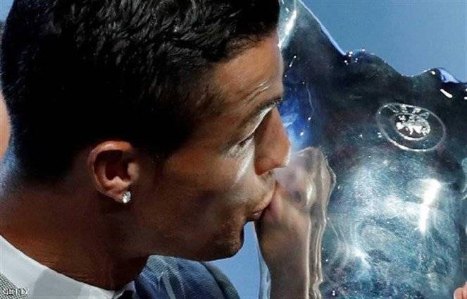 رونالدو يفوز بجائزة جديدة كأفضل لاعب بالعالم