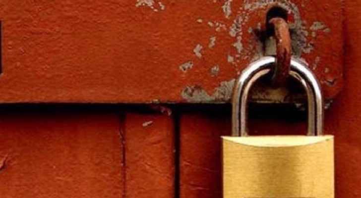 بعد ان تعاقد مع عمال سوريين غير شرعيين..تم اقفال محله في ضهر العين