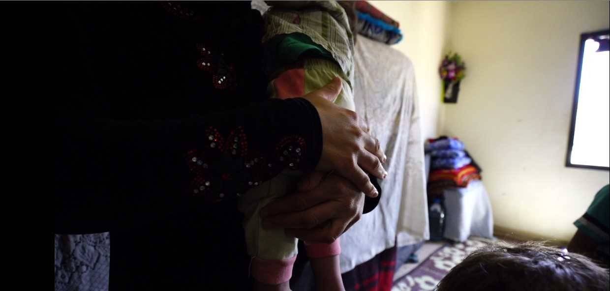 فقدت زوجها في سوريا وابنتها في لبنان.. إليكم قصة معاناة "سارة"
