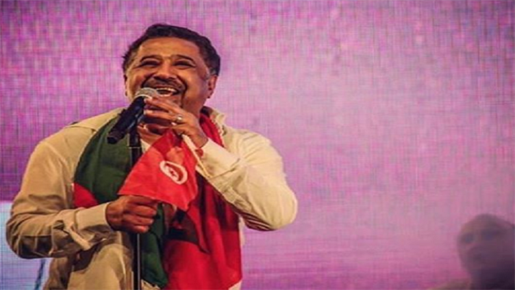 الشاب خالد يرفع علم تونس في حفله بالإمارات