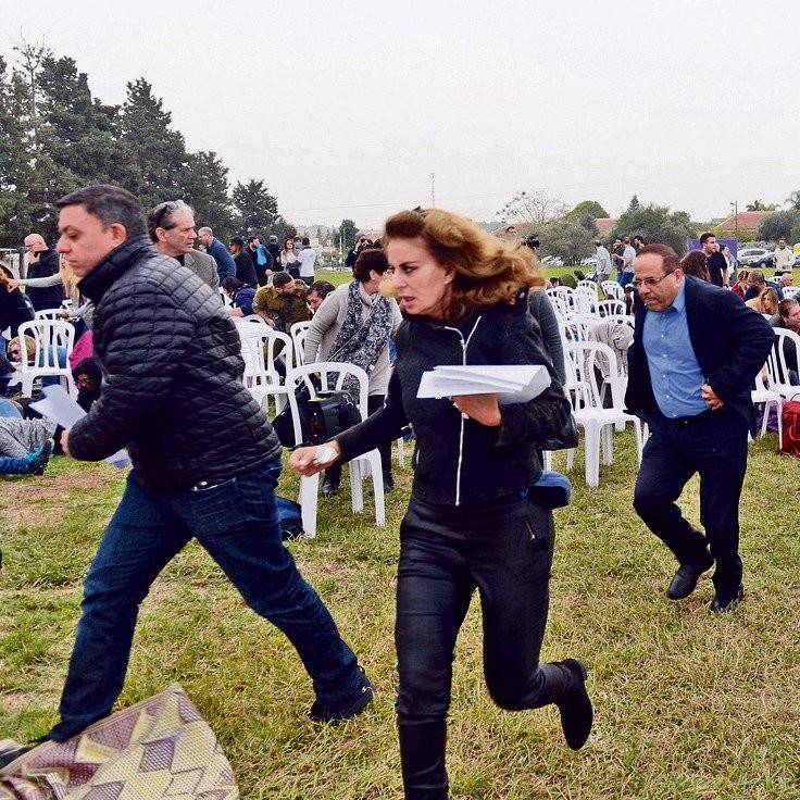 بالصورة.. وزير الاتصالات الاسرائيلي يهلع ويهرب من غزة!..و هذا هو السبب