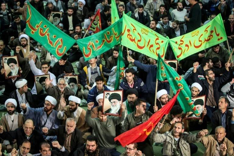 عشرات الآلاف من المؤيدين للنظام يتظاهرون في ايران