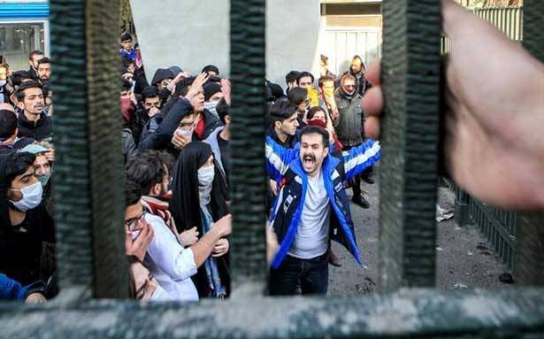 مرشد الثورة الايرانية يأمر الجيش والحرس الثوري بعدم قمع المتظاهرين