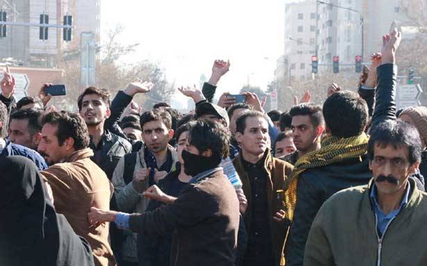 ايران أمام اسبوع حاسم : اما استيعاب المظاهرات أو حماية الثورة بالقوة