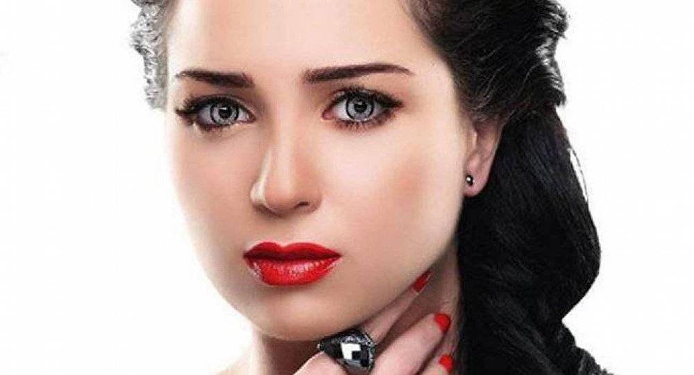 بالصور... بمناسبة السنة الجديدة مي عز الدين تكشف عن أكثر من "وشم" على جسدها
