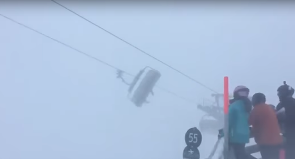 بالفيديو... عاصفة تحتجز سياح داخل تلفريك