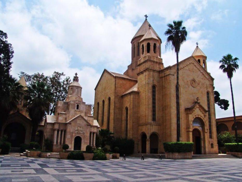 بدء قداس عيد الميلاد من بطريركية الارمن انطلياس