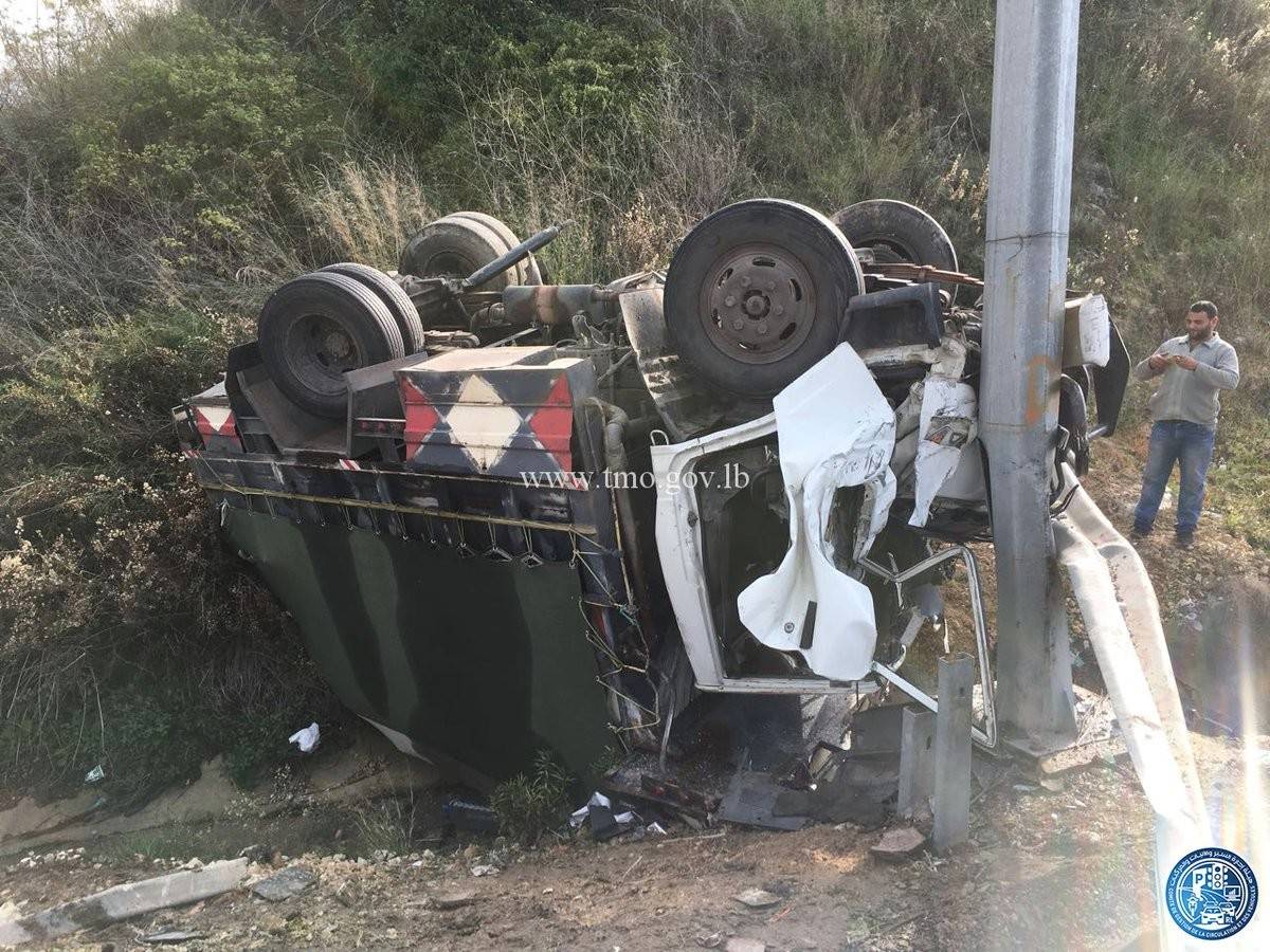جريح بحادث صدم على اوتوستراد صيدا- صور