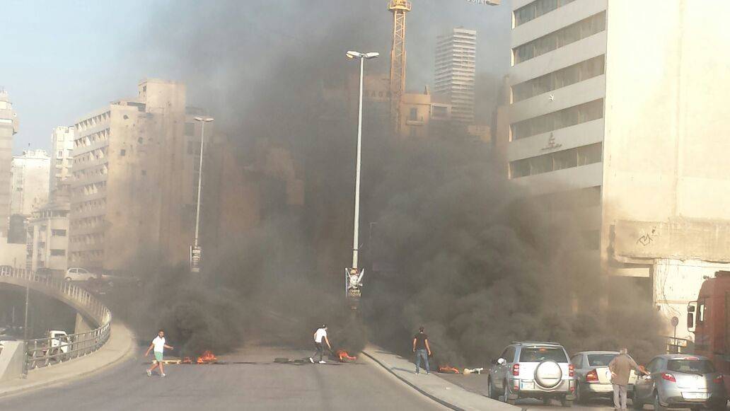اعادة فتح الطريق عند جسر الرينغ بعد أن قطعها عدد من الشبان