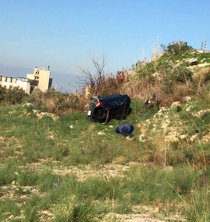 جريح بتدهور سيارة على المسلك الغربي لأوتوستراد طبرجا