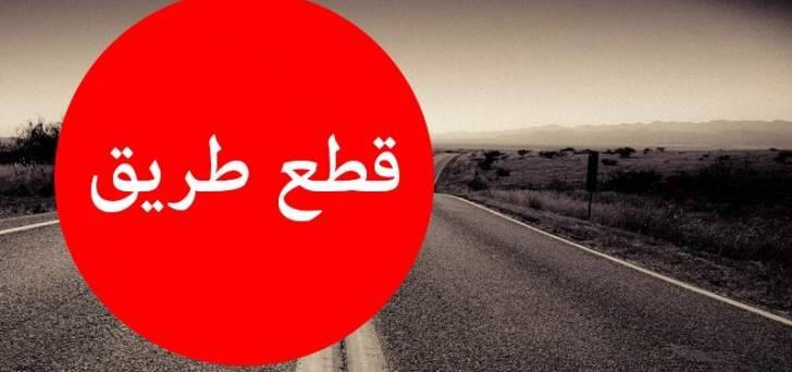 قطع الطريق بالإطارات المشتعلة على جسر الرينغ من قبل محتجين على انقطاع الكهرباء