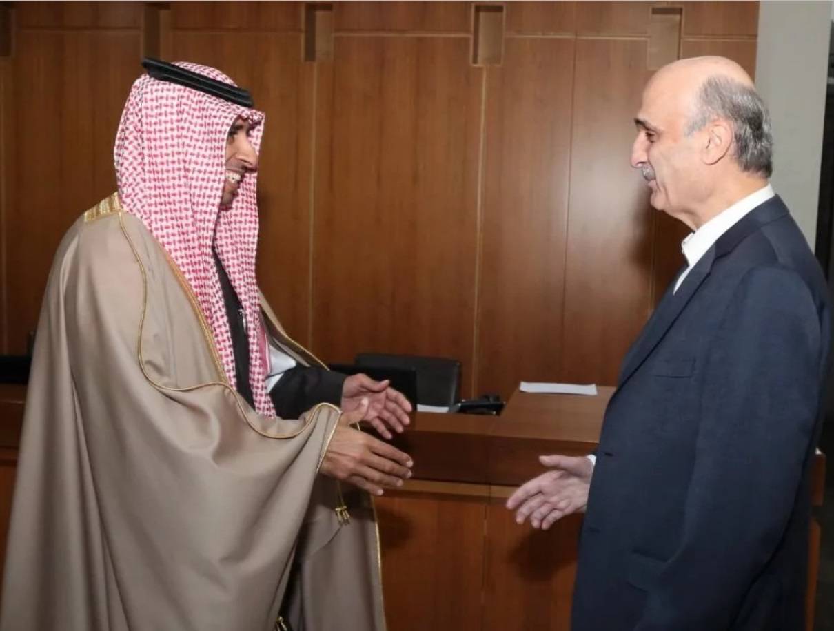 هل زيارة السفير السعودي للدكتور جعجع هي ضد الحريري؟