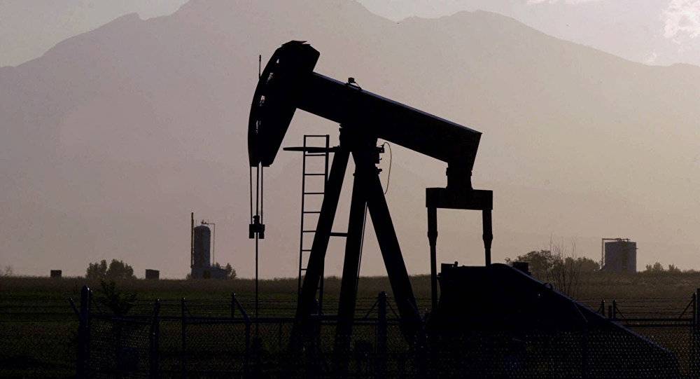 النفط يهبط من المستوى الأعلى منذ ديسمبر 2014