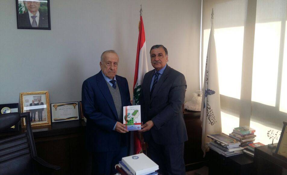 نقيب محرري الصحافة تسلم من الزميل علوش كتابه لبنان التنميةآفاق وتحديات