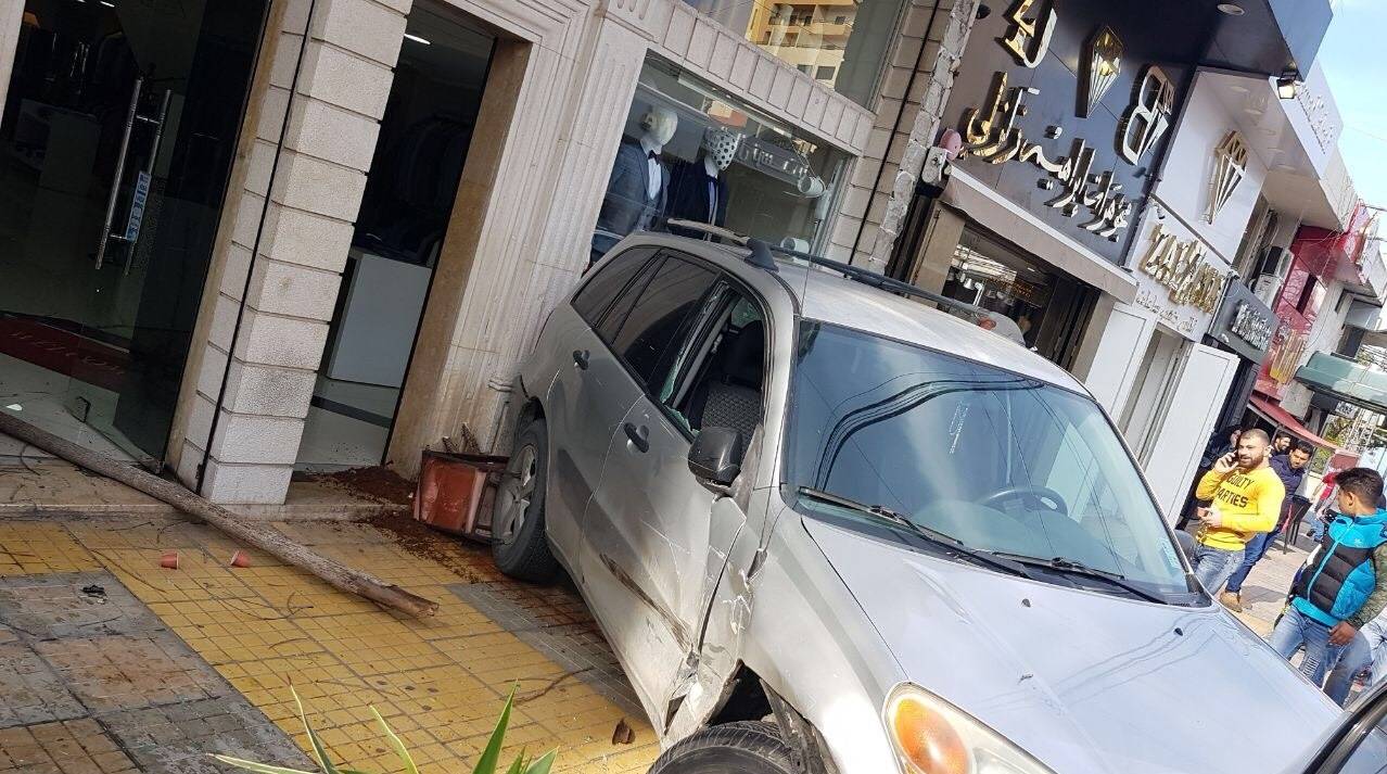 بالصورة..سيارة اجتاحت محلا في صور والاضرار مادية