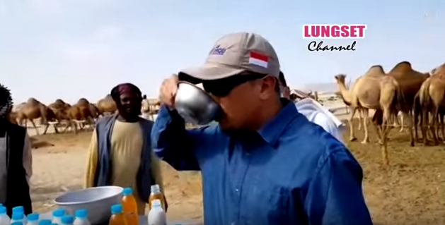 فيديو| سياسي إندونيسي يشرب بول الإبل أثناء تواجده في السعودية!