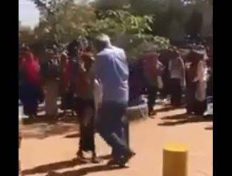 بالفيديو.. رئيس جامعة سودانية يضرب طالبتين أمام الملأ!