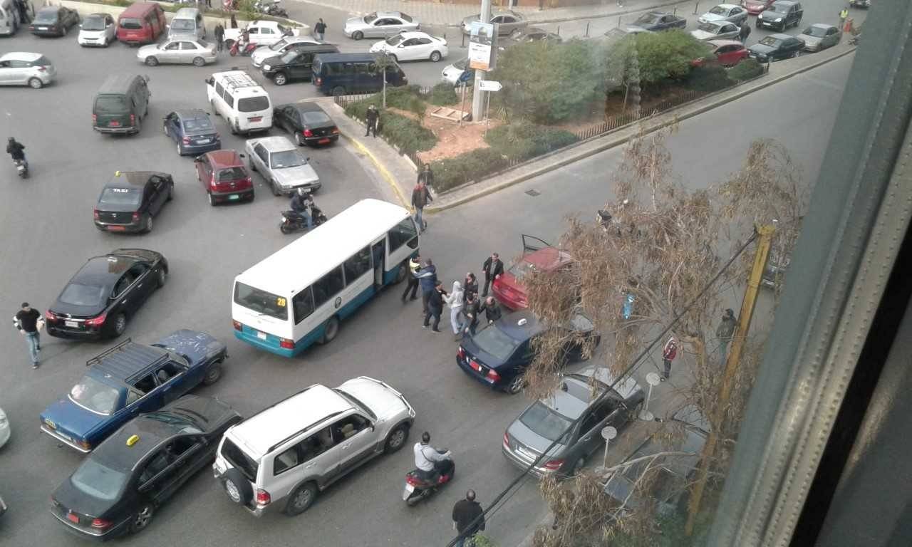 بالصور: إشكال وتضارب بالأيدي في "الأونيسكو".. بسبب عبور الطريق!