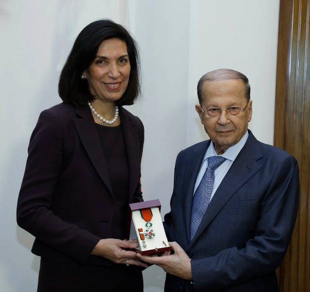 عون قلد الدكتورة هدى زغبي وسام الأرز والتقى سفير لبنان في ماليزيا