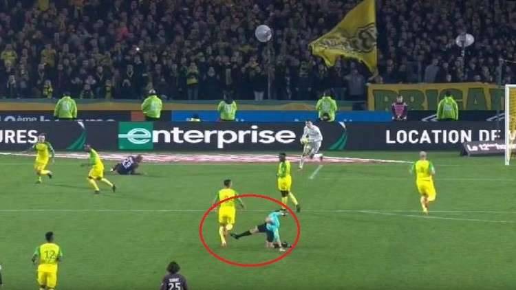في لقطة نادرة.. حكم يركل لاعبا ويطرده في الدوري الفرنسي (فيديو)