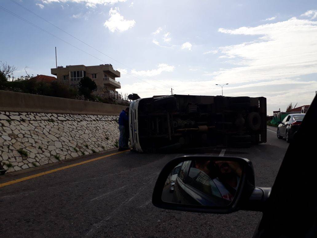 بالصورة.. انقلاب شاحنة على اوتوستراد المنصف باتجاه بيروت و زحمة سير كثيفة