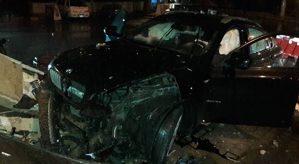 بالصور.. سقوط أشجار ولافتات وانزلاقات في هذه المناطق بفعل العاصفة!