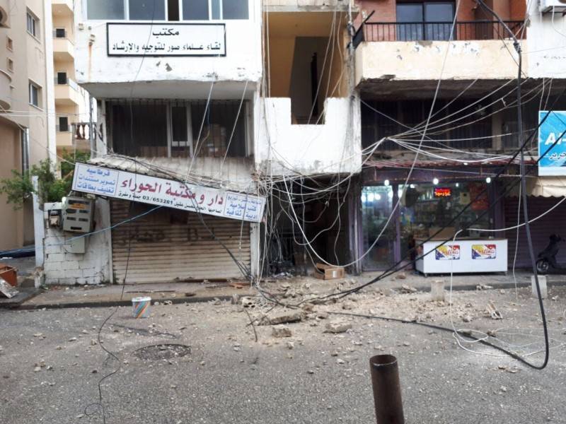 بالصورة: الامطار الغزيرة تطيح بشرفة في صور.. والعناية الإلهية تتدخل!