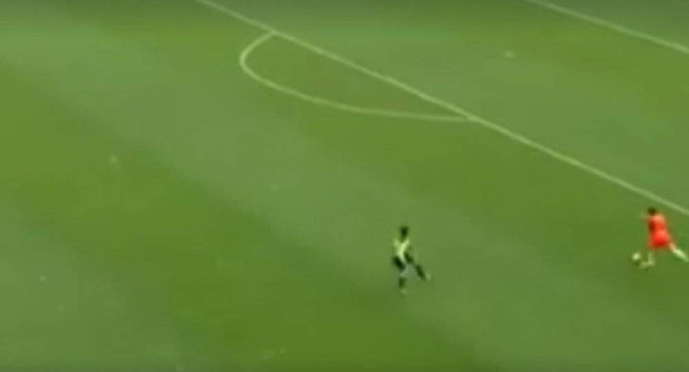 بالفيديو..هدف من منتصف الملعب بمساعدة الحارس