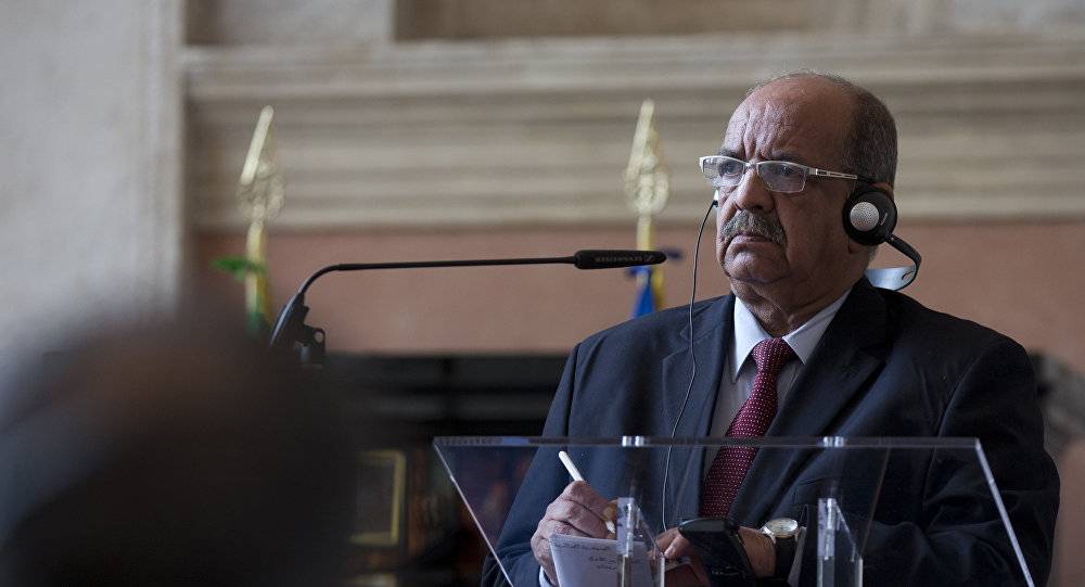 هل يعيد عناق وزيري الخارجية الجزائري والمغربي العلاقات بين البلدين