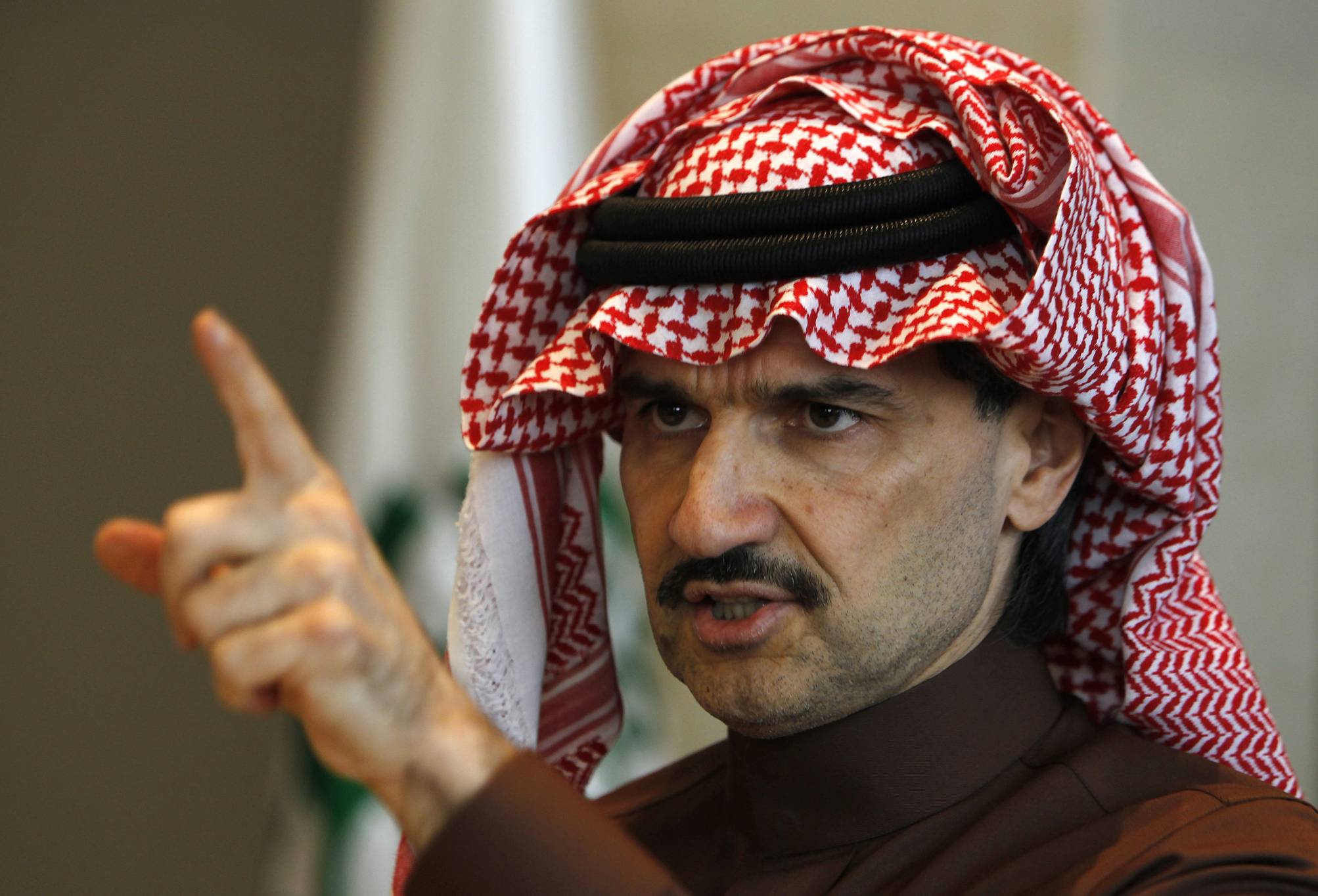 الوليد بن طلال ضرب عقيداً سعودياً يحقق معه