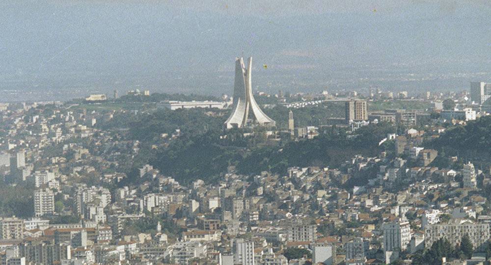 عناق "استثنائي" بين مسؤولي دولتين عربيتين بينهما خلافات حادة (صورة)