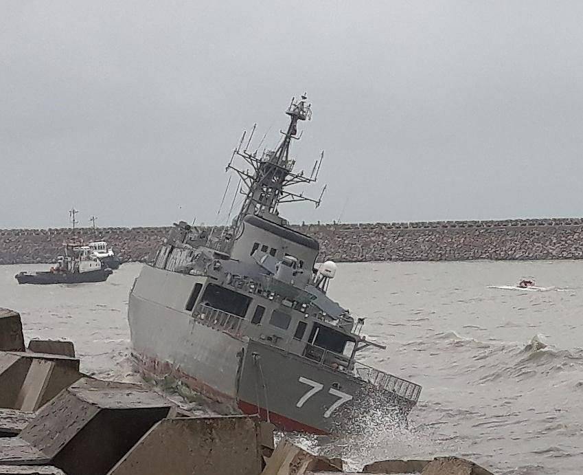 صور السفينة الحربية الإيرانية التي تحطّمت
