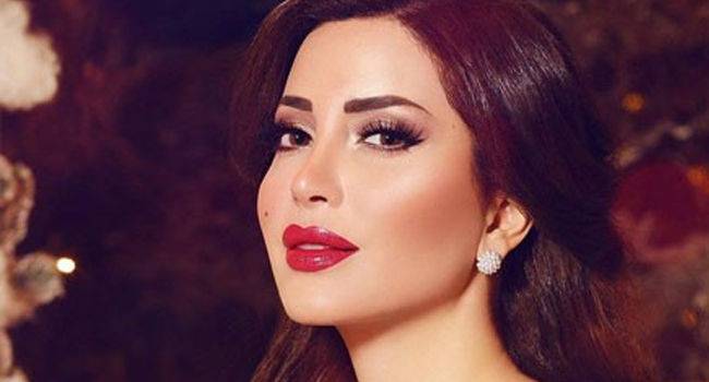 بالفيديو.. نسرين طافش تحتضن أفعى في سيريلانكا!