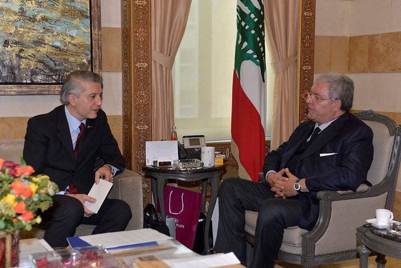 المشنوق عرض مع السفيرين التركي والكندي سبل تعزيز التعاون