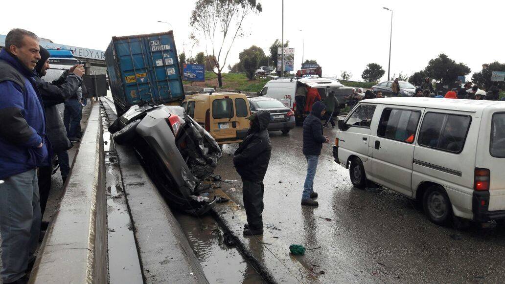 بالصور.. حادث سير مروع على اوتوستراد الدامور- السعديات