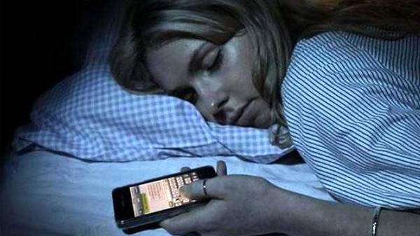 إذا كنتم تستخدمون هواتفكم لأكثر من ساعة.. فأنتم تعساء!