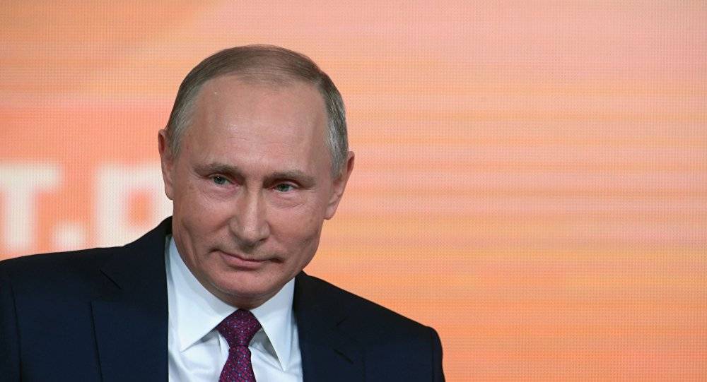 بالفيديو... بوتين يعانق مواطنا روسيا بعد طرحه هذا السؤال عليه