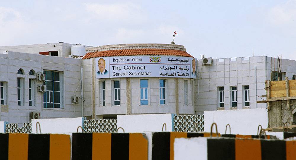 حكومة بن دغر لا تزال محاصرة في القصر الرئاسي ووساطة لمغادرتها إلى الرياض