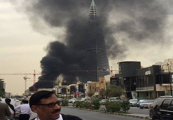 بالفيديو والصور.. حريق ضخم بمحيط برج الفيصلية بالرياض