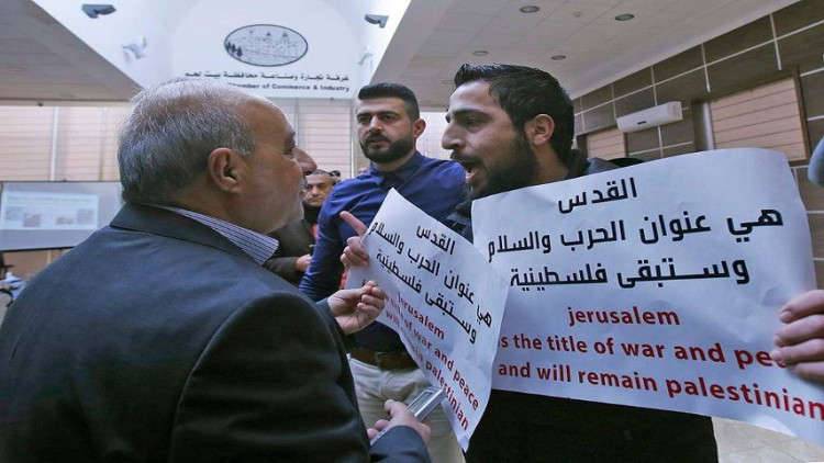 فلسطينيون يرشقون وفد ا أمريكيا بالبيض في بيت لحم