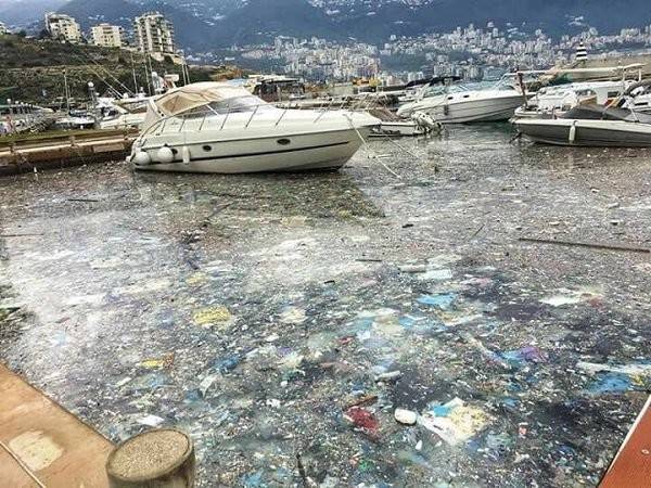 فضيحة جديدة بطلتها "النفايات".. شاهدوا مرفأ الاكوامارينا ومياهه