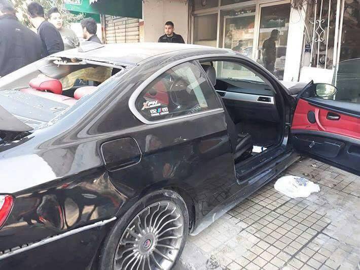 بالصورة..سيارة اجتاحت مدخل بناية في صور والاضرار مادية
