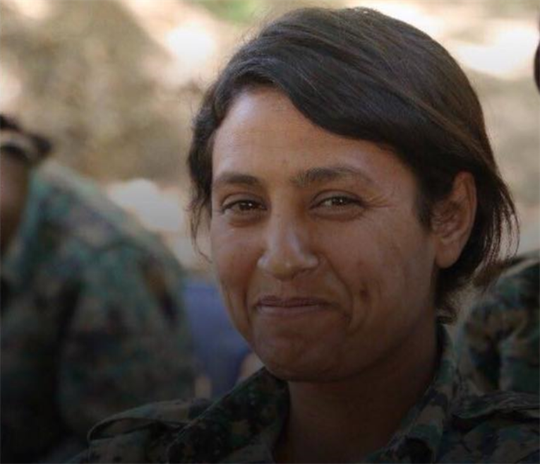 غضبٌ بعد نشر فيديو لمقاتلة كردية في عفرين