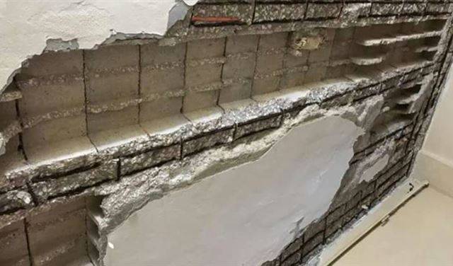 بالصورة.. سقوط سقف منزله في مخيم عين الحلوة