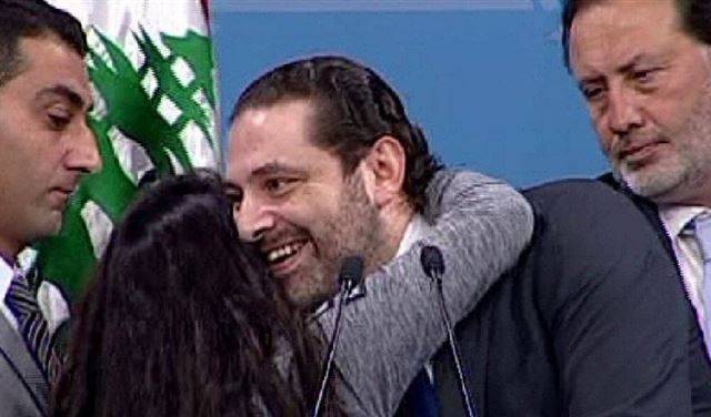 بالفيديو..اعتلت المنصة و عانقت الحريري بعد ان أوقفته عن خطابه