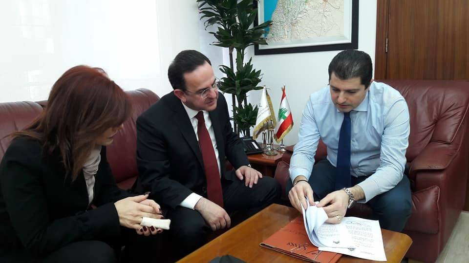 بالصور - ماذا فعل وزير في الحكومة اللبنانية في المؤسسة العامة للإسكان؟!