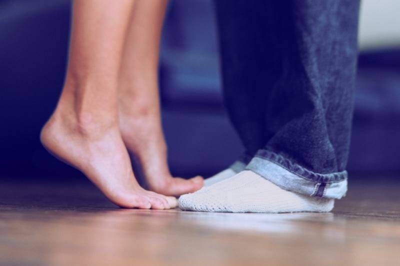 خبرٌ سار للمرأة القصيرة.. هكذا ينظرُ إليك الرجل!